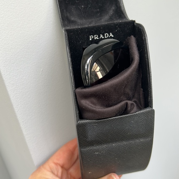 Prada sunglasses: wide shape in black. Flattering on most faces. - Picture 6 of 7